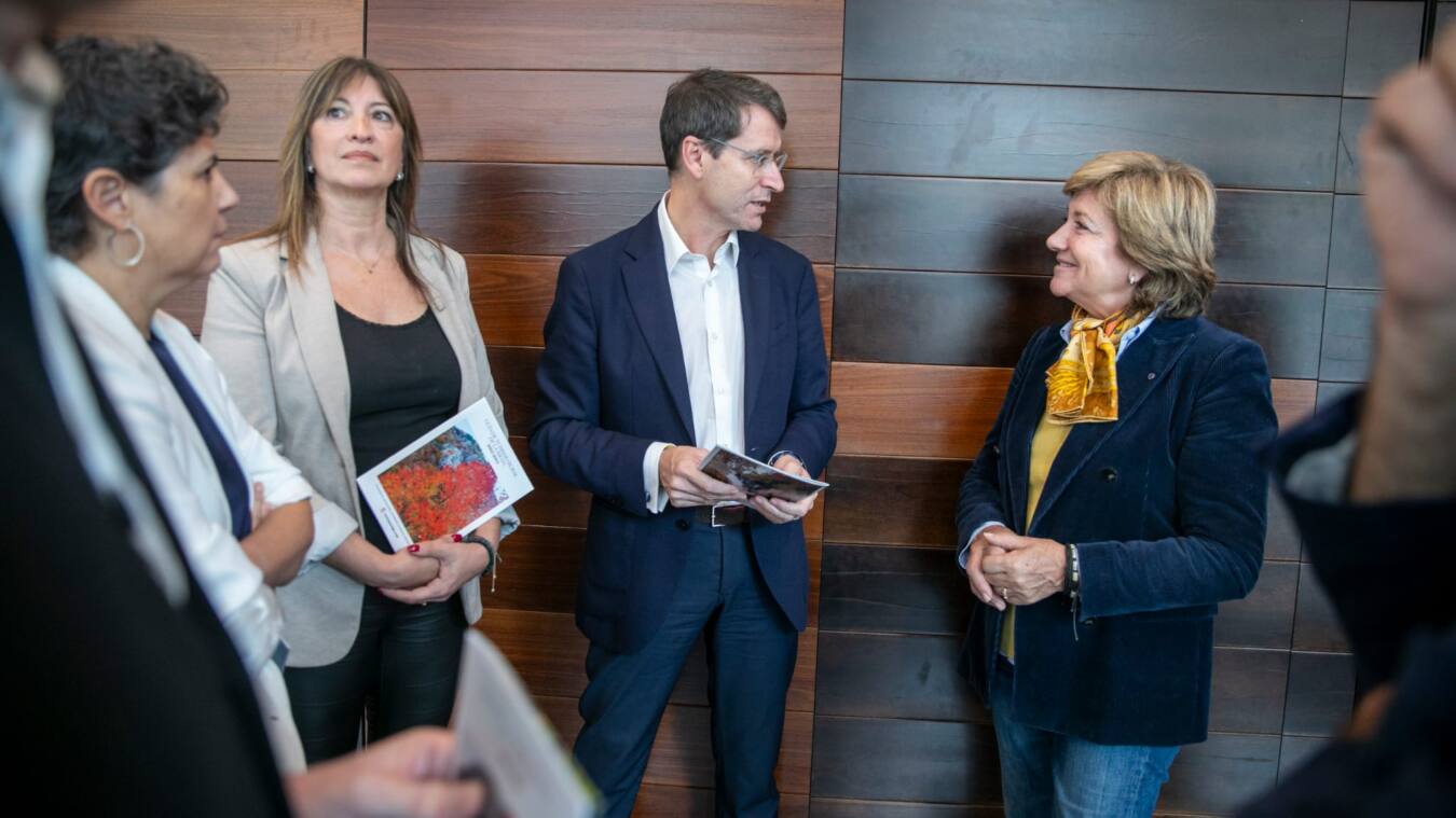 Foto con el presente de La Rioja y la presidenta de la asociación ALTURA.
