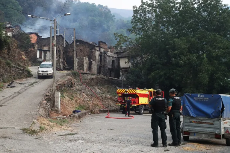 Lusio, en el municipio berciano de Oencia, en León, que ha quedado arrasado por las llamas del incendio que entró en León procedente de Ourense el pasado 16 de agosto. EFE/ Ana F. Barredo